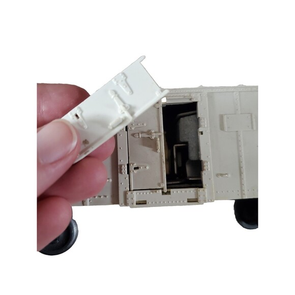 Lionel Train Refrigerated Milk Car 3482 Automatic Metal Heavy FLAWS NEEDS REPAIR - Picture 5 of 11